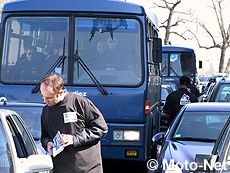 La distribution s'étend sur les quais