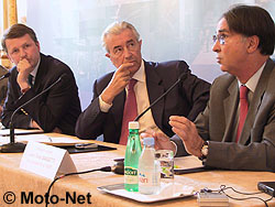 De gauche à droite : Rémy Heitz, délégué interministériel à la sécurité routière, Gilles de Robien, ministre des transports, et Jean-Yves Bassetti, vice-président de la Fédération nationale des sapeurs pompiers