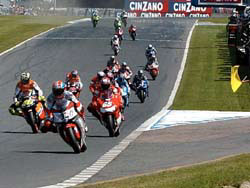 Rossi, derrière Melandri, s'apprête à faire le freinage à Capirossi qui lui coûtera la victoire