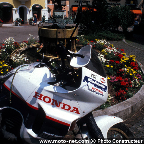 Test Honda XL700V Transalp : La Transalp poursuit son bonhomme de… route 