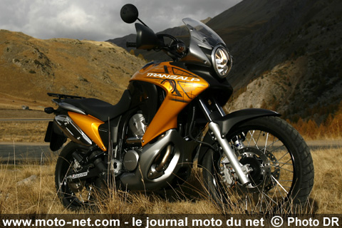 Test Honda XL700V Transalp : La Transalp poursuit son bonhomme de… route 