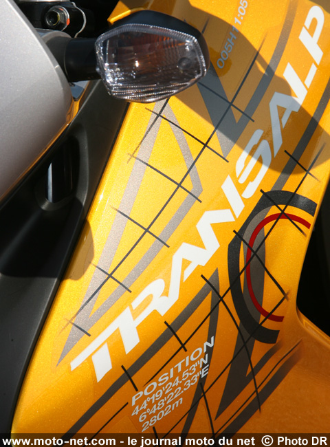 Test Honda XL700V Transalp : La Transalp poursuit son bonhomme de… route 