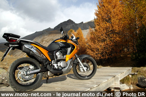 Test Honda XL700V Transalp : La Transalp poursuit son bonhomme de… route 