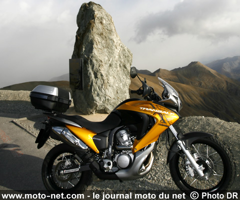 Test Honda XL700V Transalp : La Transalp poursuit son bonhomme de… route 