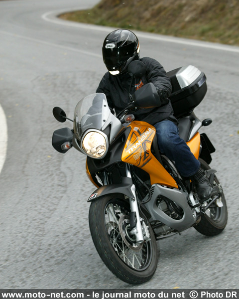 Test Honda XL700V Transalp : La Transalp poursuit son bonhomme de… route 