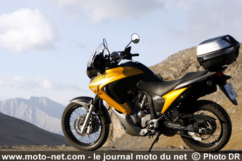 Test Honda XL700V Transalp : La Transalp poursuit son bonhomme de… route 
