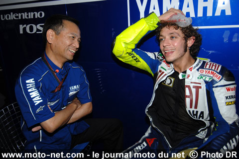 Masso Furusawa (Directeur Technique de Fiat Yamaha) et Valentino Rossi - Rossi ne sortira pas par la petite porte !