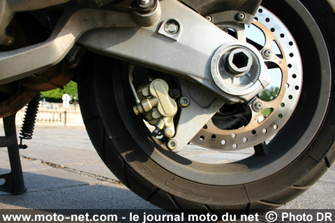 Essai Gilera GP 800 : La Ferrari des scooters ?