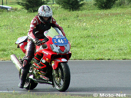 Chaud bouillant au départ de la spéciale sur le circuit d'Issoire, Manoël Delaval se sort et tapisse d'herbe le carénage de sa CBR... 