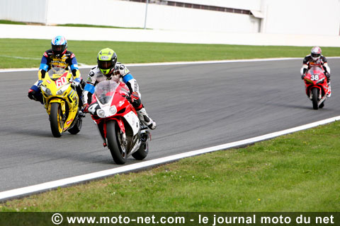 La Yamaha n°94 en bagarre avec la Suzuki n°2 pour la 3ème place