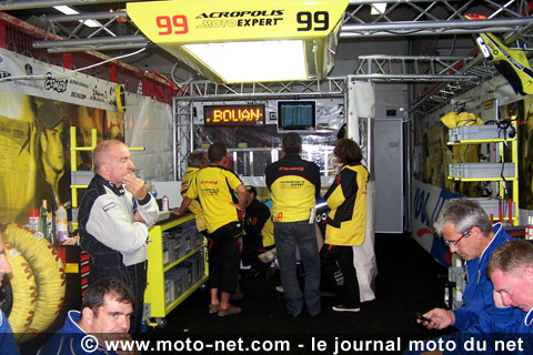 Chute de Denis Bouan sur la Yamaha n°99 d'Acropolis Motor Expert