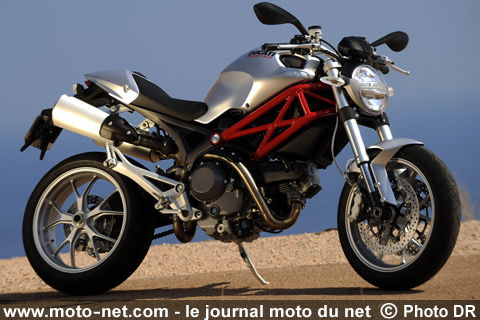 Nouveautés Ducati 2009 : Monster 1100, grand frère de la 696