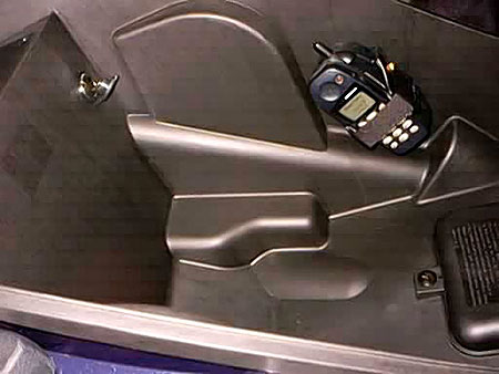 Un emplacement spécifique et une prise allume-cigare sous la selle permettent de mettre en charge un téléphone portable...