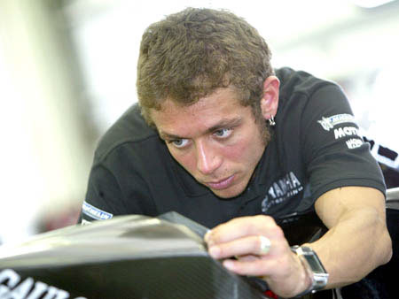 Valentino Rossi personnalise sa M1 à la veille des essais sur le circuit de Sepang, le 23 janvier 2004