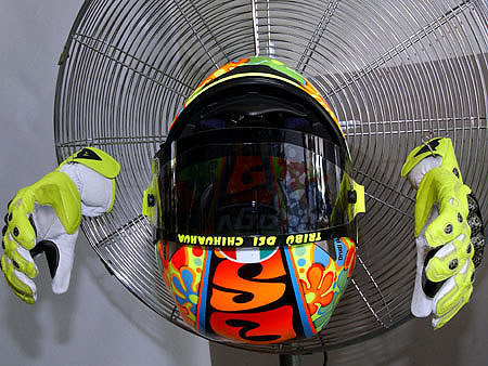 Le casque et les gants du Dottore qui sèchent devant un ventilateur à Sepang, le 12 février 2004