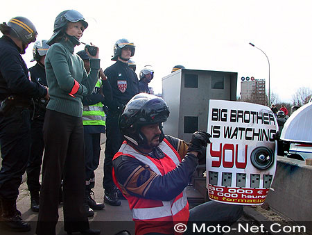 Un cordon de CRS empêche les manifestants de coiffer le radar automatique d'un symbole de l'euro