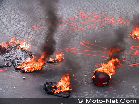 Les casques brûlent à Denfert