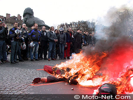 Les casques brûlent à Denfert