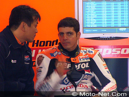 Alex Barros au stand pendant les premiers essais IRTA de Barcelone