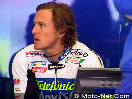 Sete Gibernau au stand pendant les premiers essais IRTA de Barcelone