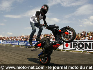Stunters amateurs et professionnels mettent le feu à Carole !
