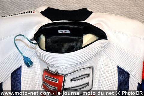 Le D-air Dainese est discrètement glissé dans la bosse aérodynamique des pilotes