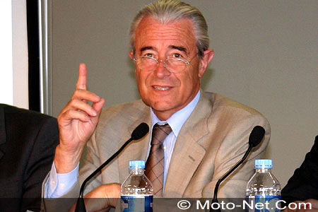 Le ministre des transports Gilles de Robien lors de la table ronde moto et sécurité routière