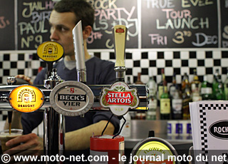 Metzeler présente son calendrier 2011 à l'Ace Café