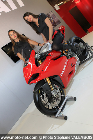 Les plus belles filles du Salon de la moto de Paris 2011