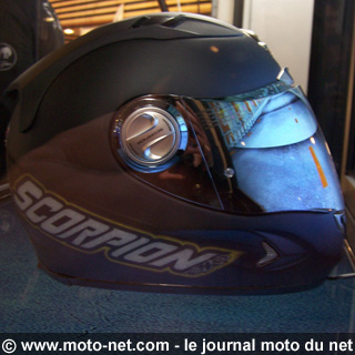 Scorpion prépare un casque avec feu stop et signal lumineux