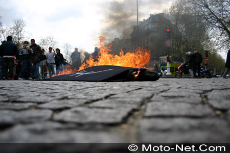 Les motards enterrent les feux de jour