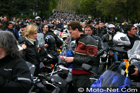 Les motards enterrent les feux de jour