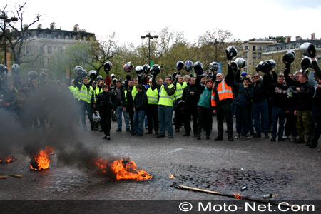 Les motards enterrent les feux de jour