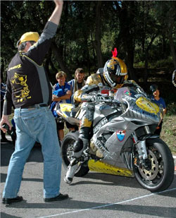 Groland : le Chevalier Serge Nuques vend sa R1 aux enchères