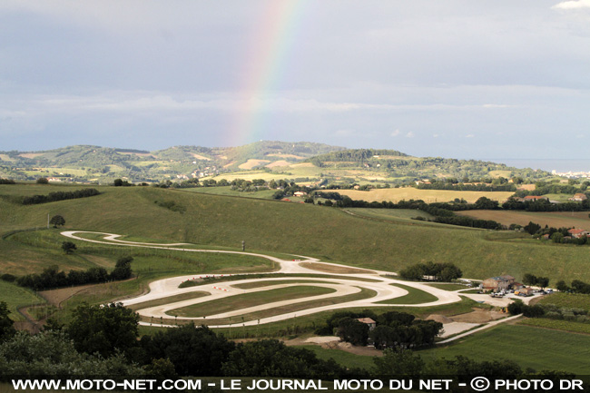 Rossi accueille 5 jeunes pilotes moto à Tavullia