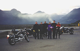 Arrêt photo peu avant Squamish, avec le fjord de Howe Sound dans l'arrière-plan
