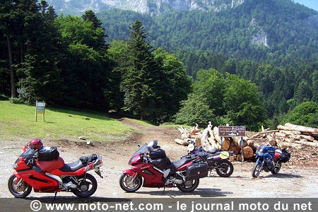 Tour Moto Pyrénéen 2006 : soleil, montage et rigolade