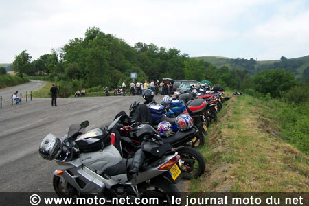 Tour Moto Pyrénéen 2006 : soleil, montage et rigolade