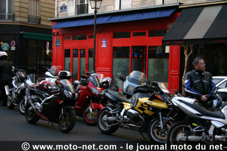 Deux-roues en ville : la FFMC demande le droit de stationner sur les trottoirs