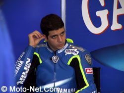 Avant de prendre la piste, le nouveau pilote Gauloises Yamaha enfile ses bouchons anti-bruit
