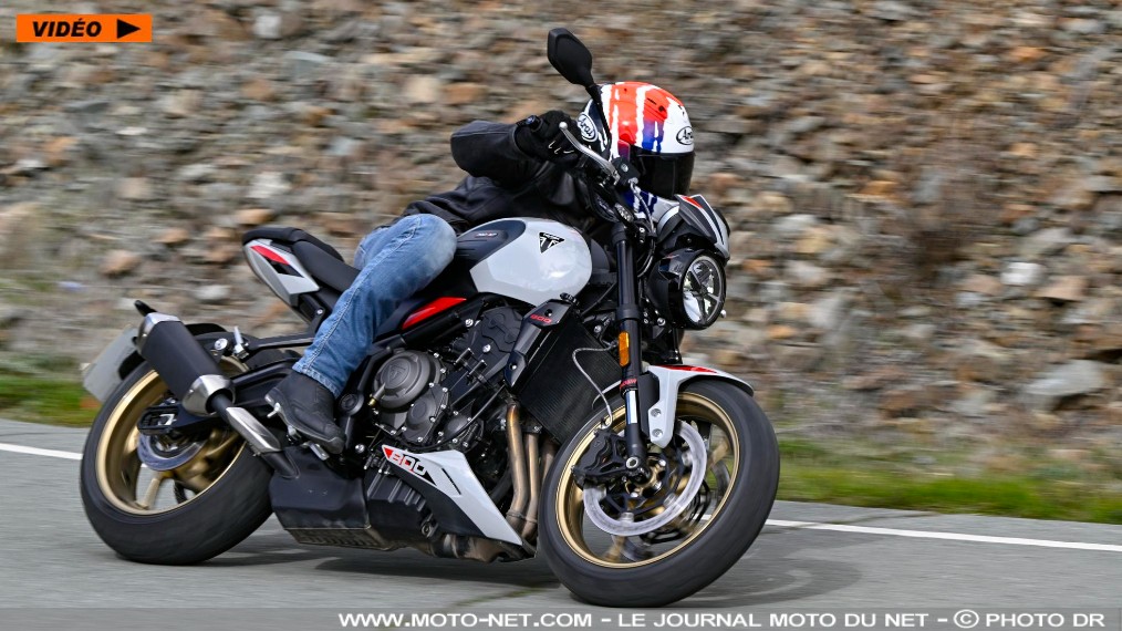 Notre essai vidéo de la Triumph Trident 800 

La Trident se muscle avec le trois-cylindres de 115 ch de la Tiger Sport 800 pour venir défier les références au prix - serré - de 9995 euros. La nouveauté 2026 Triumph va-t-elle faire la pluie et le beau temps chez les roadsters ? Réponse dans notre essai vidéo de cette Trident 800... sous le soleil puis sous la pluie, justement !
