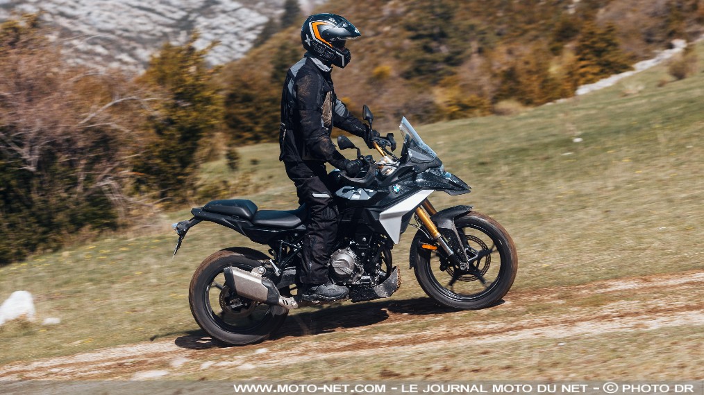 Essai BMW F 450 GS 2026 : votre première GS ?

La famille Gelande Strässe (GS) s'agrandit en 2026 avec la nouvelle F450 GS et son bicylindre inédit de 420 cc, taillé pour les permis moto A2. Moto-Net.Com teste cette ambitieuse nouveauté BMW sur route et en tout-terrain. Essai.
