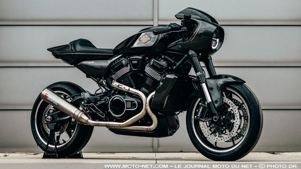 Concept Harley-Davidson RMCR : Milwaukee prépare son avenir

Le constructeur américain fait sensation à domicile avec un salivant de Café Racer propulsé par le bicylindre de 1250 cc de la Pan America. Ce concept Revolution Max Cafe Racer (RMCR) pourrait matérialiser le virage sportif négocié par Harley-Davidson. Présentation.
