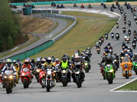 1349 motos défilent à Brno en hommage à Simoncelli