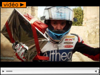 Vidéo Ducati : Checa se prend pour le Père Noël !