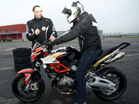 Débuter le stunt moto avec les stages Freestyle Xperience