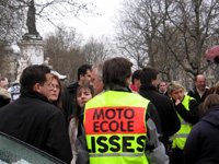 Forte mobilisation des auto et moto écoles