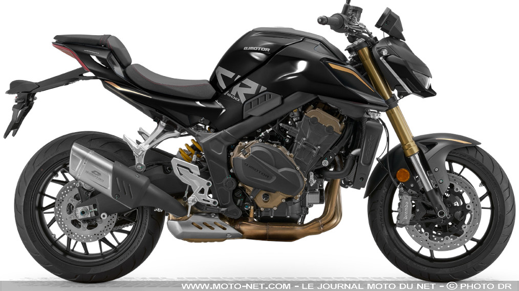 QJMotor peint son roadster SRK 800 en noir et l'affiche à 6800 euros 